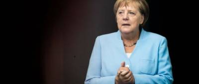 На Меркель «напали» попугаи. В сети пошла волна мемов и фотожаб