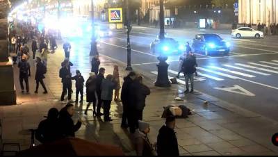 BMW сбил двух девушек на пешеходном переходе в центре Петербурга