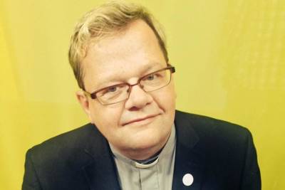 Шведский священник-гей публично отказался венчать мужчин с женщинами