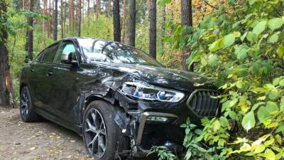 На Шарташе неизвестный бросил BMW X6 с блатными номерами: машина врезалась в дерево (ФОТО)