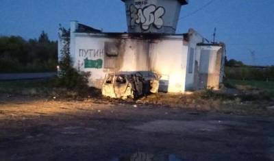 На трассе Тюмень - Омск водитель легковушки врезался в стену и сгорел