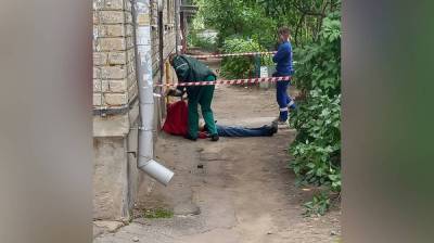 В Воронеже у подъезда пятиэтажки нашли труп