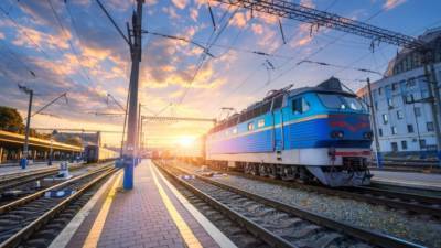 Укрзализныця изменила график и маршрут поездов из-за карстового провала на Буковине