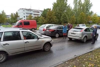 ДТП с участием четырех машин произошло на Завеличье в Пскове