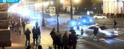 Водитель BMW сбил двух девушек на пешеходном переходе в центре Санкт-Петербурга