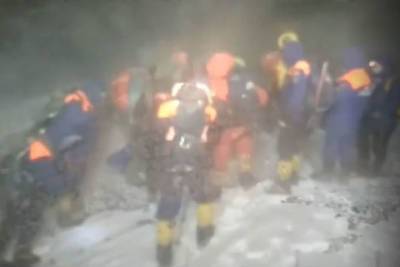 Тела погибших альпинистов не смогли спустить с Эльбруса