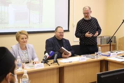 На презентации книги о средневековом городе Мохши побывал Олег Мельниченко