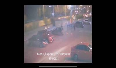 Тюменский водитель припарковался на полной скорости: не обошлось без разбитой машины