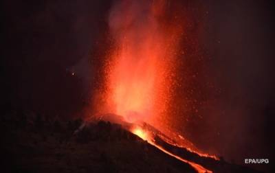 На Канарских островах закрыли аэропорт из-за извержения вулкана