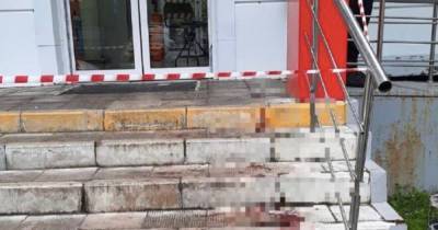 Очевидцы сообщили о нападении мужчины с топором на магазин в Москве
