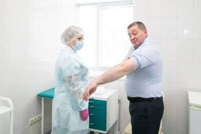 Глава Волгоградской области Андрей Бочаров сделал прививку от гриппа