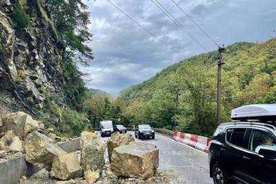 Участок трассы «Джубга-Сочи» перекрыли из-за камнепада