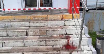 Мужчина в женской одежде напал с топором на покупателей в супермаркете Москвы