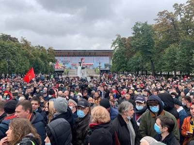 Полиция на митинге коммунистов включила песню «Дядя Вова, мы с тобой»