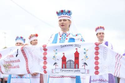 По главной улице с оркестром. Праздничное шествие «Шлях да хлеба» открыло областные «Дажынкі» в Скиделе - grodnonews.by - Белоруссия