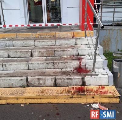В московском "Магните" мужчина с топором напал на людей