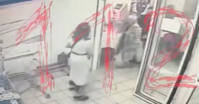 Опубликовано видео нападения мужчины с топором в московском супермаркете