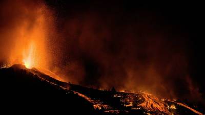 На Канарах усилилось извержение вулкана: местный аэропорт прекратил работу