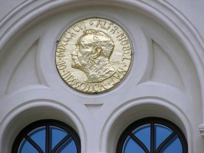 Нобелевскую премию второй год подряд будут вручать в онлайн режиме и мира