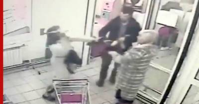 Нападение мужчины с топором на покупателей магазина в Москве сняли на видео