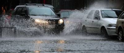 Українцям назвали правила безпечної їзди в дощову погоду