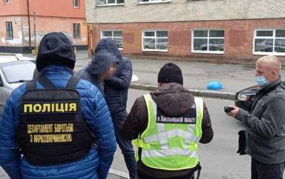 Хмельницкий учитель лицея торговал наркотиками в перерыве между уроками - news-front.info - Украина - Хмельницкий