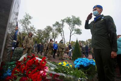Курсанты Академии Нацгвардии почтили память погибших в авиакатастрофе Ан-26