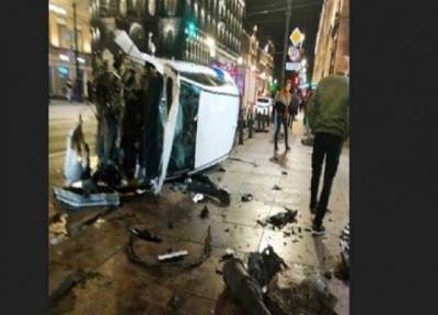 Лихач на BMW сбил на Невском проспекте в Санкт-Петербурге двух девушек