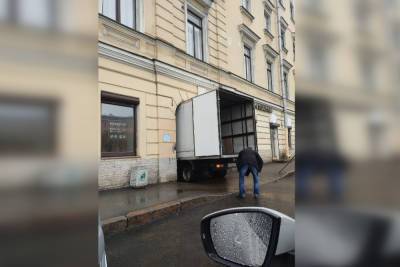 «Винни к кролику пришел»: грузовик застрял в «арке глупости» в центре Петербурга