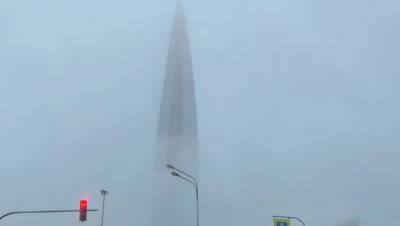 "Лахта Центр" в пасмурную субботу скрылся в облаках