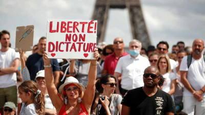 Жители Парижа вышли на акцию против введения санитарных пропусков