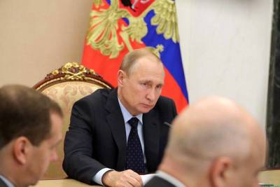 Путин призвал парламентариев "подискутировать на тему того, как и что можно было бы изменить" в работе Рособрнадзора