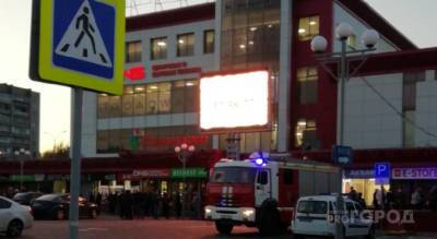 Возле торгового центра в Новоюжке толпа народу: подъехали скорая и пожарная машины