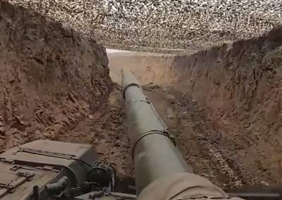 Стрельбу российских танков из замаскированного укрытия на учениях «Мирная миссия-2021» показали в Сети
