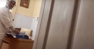 Просила отселить из палаты с COVID-19: пациентке в Мукачево предложили чердак (видео)