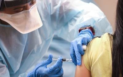 Бустерная вакцинация: в США пожилых людей призывают делать третью прививку