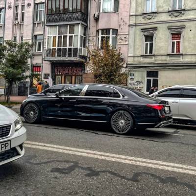 В Україні помітили розкішний Mercedes-Maybach за кілька мільйонів
