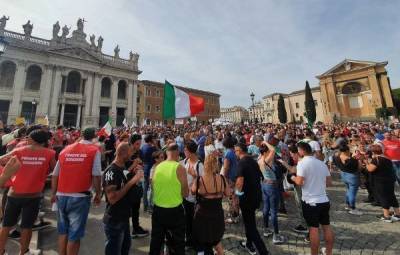 Жители Рима вышли на акцию против электронных COVID-сертификатов