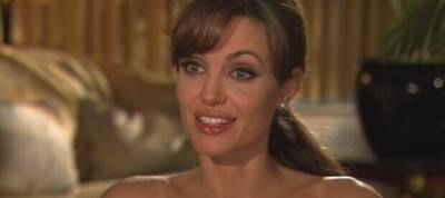 Анджелина Джоли показала стильный образ в тонком платье без украшений