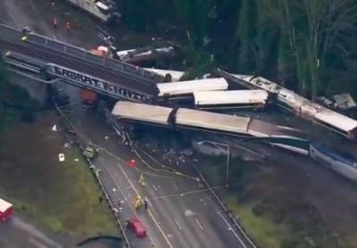 Три человека погибли в результате схода поезда с рельсов в США