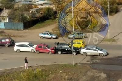 Четыре машины Honda столкнулись на улице Магистральной в Чите