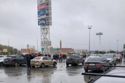 Посетителей и сотрудников Меги эвакуировали на улицу в Новосибирске