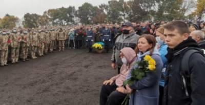 Под Харьковом тысячи людей пришли почтить память 26 погибших курсантов в результате крушения Ан-26. ФОТО
