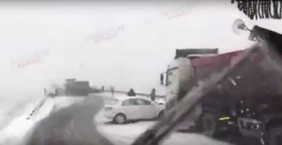 «Пострадали шесть автомобилей»: на кузбасской трассе произошло массовое ДТП