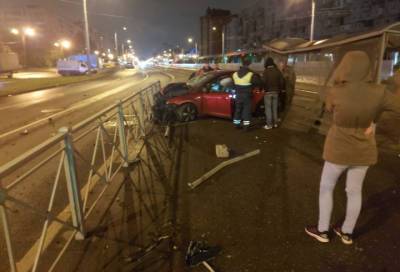 В Петербурге автомобилист пытался уйти от погони и врезался в остановку