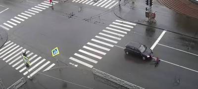 Женщина ползала по дороге, после того как ее сбил автомобиль в Петрозаводске