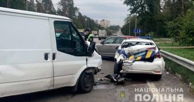 В Киеве пьяный водитель буса протаранил полицейских, пока те составляли протокол (ФОТО)