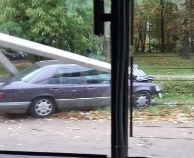 Автомобиль Mercedes-Benz врезался в столб в Романовке – фото