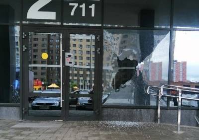 Пьяные мигранты разбили стекла в подъезде рязанской многоэтажки