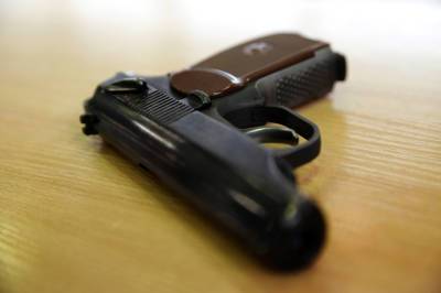 В Петербурге мужчина с пистолетом напугал подростка